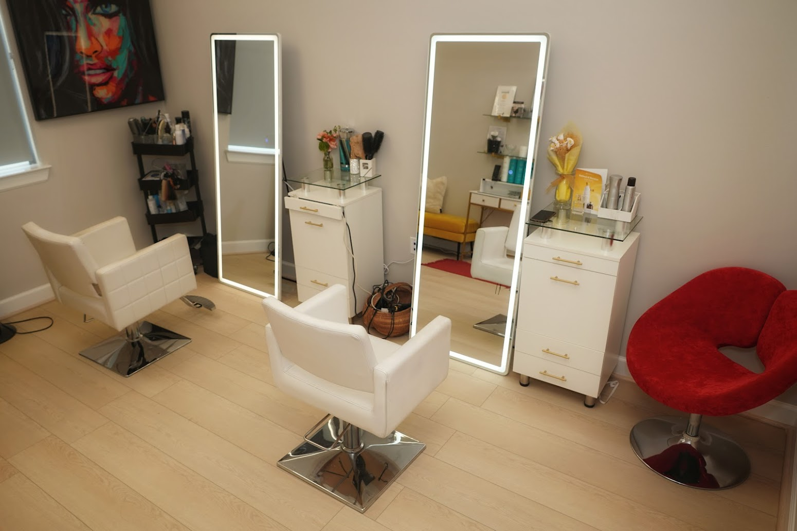 Styling station with lit mirrors